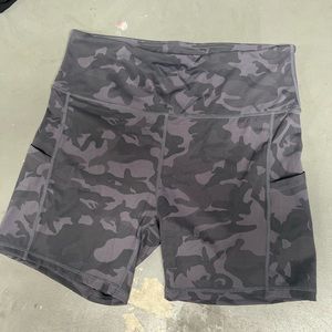 Women’s Yoga Shorts W/ Pockets!
